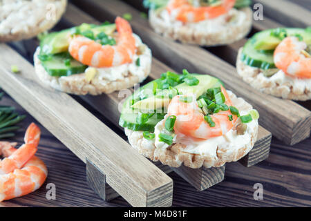 Reiskuchen mit Garnelen und Frischkäse Stockfoto