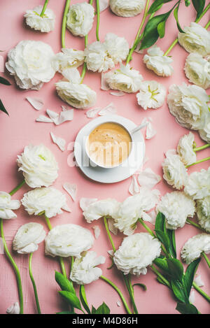 Flachbild-lay von Tasse Kaffee mit weißen Ranunkeln Blumen umgeben Stockfoto