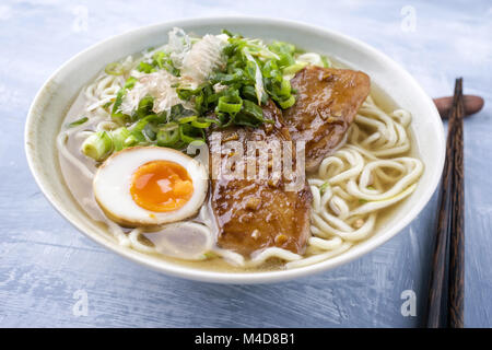 Ramen Fischsuppe in der Schüssel Stockfoto