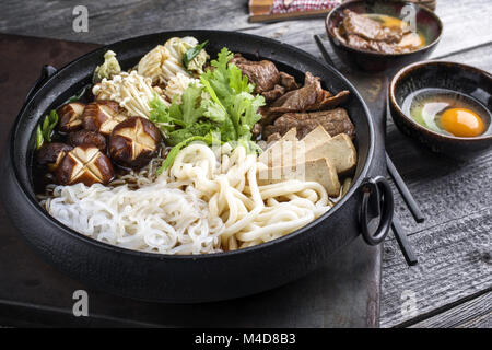 Sukiyaki in traditioneller Japanischer Gusseisen Topf Stockfoto