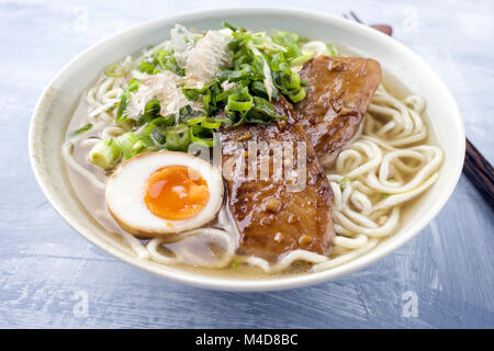 Ramen Fisch Teriyaki Suppe in der Schüssel Stockfoto