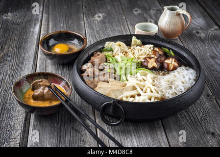 Sukiyaki in traditioneller Japanischer Gusseisen Topf Stockfoto