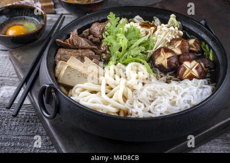 Sukiyaki in traditioneller Japanischer Gusseisen Topf Stockfoto