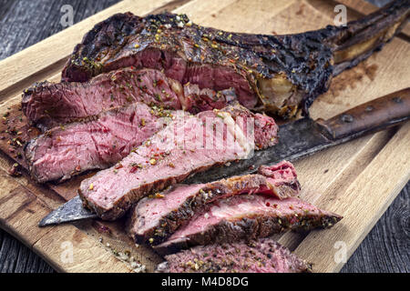 Grill Tomahawk Steak auf Schneidebrett Stockfoto