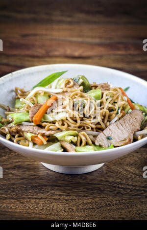 Huhn Yakisoba in der Schüssel Stockfoto