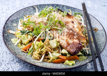 Chicken Teriyaki mit Yakisoba Nudeln und Gemüse auf dem Teller Stockfoto