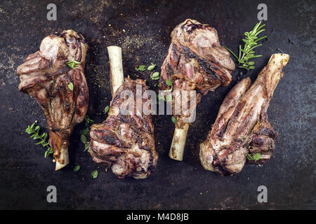 Grill Lamm Knuckles auf alten Blech Stockfoto