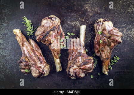 Grill Lamm Knuckles auf alten Blech Stockfoto