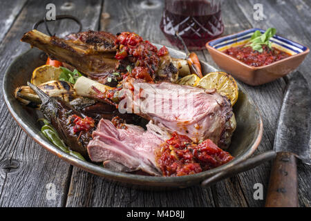 Grill Lamm Knuckles mit Gemüse in Kupfer Pan Stockfoto