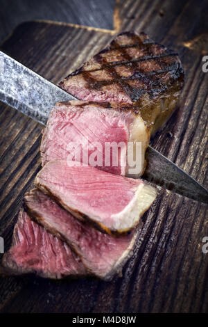 Grill New York Strip Steak auf alten hölzernen Board Stockfoto