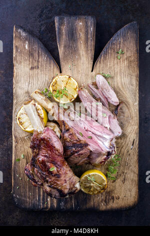 Grill Lamm Knuckles auf Schneidebrett Stockfoto