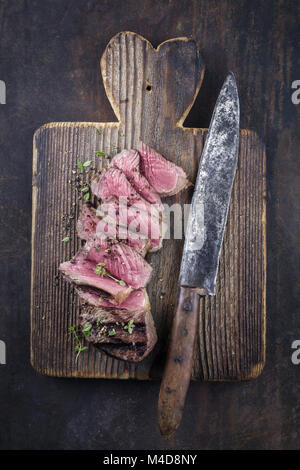 Grill New York Strip Steak auf alten hölzernen Gespraechsbedarf Stockfoto