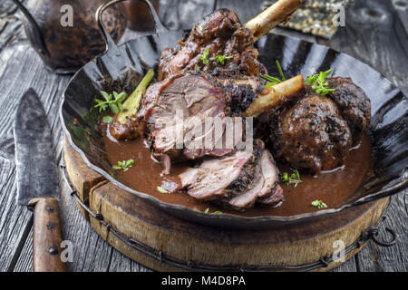 Lamm Achsschenkel in Rotwein Quelle Stockfoto