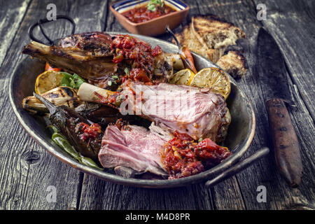 Grill Lamm Knuckles mit Gemüse in Casserolle Stockfoto