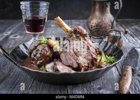 Lamm Knuckles mit Gemüse in Rotweinsauce Stockfoto