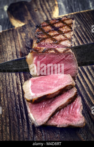 Grill New York Strip Steak auf alten hölzernen Board Stockfoto