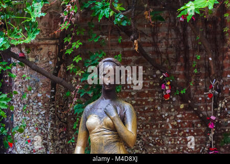 Statue der Julia in Ihrem Haus Hinterhof in Verona Italien Stockfoto