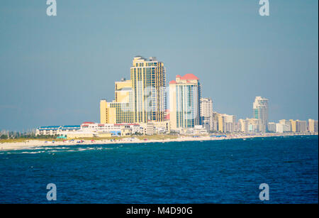 Ein hohes, Eigentumswohnung am Meer entlang in Perdido Key Florida. Stockfoto