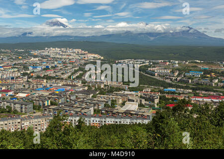 Avachinskaya-Koryaksky Gruppe von Vulkanen und Petropawlowsk-Kamtschatski aus Mishennaya hills Stockfoto