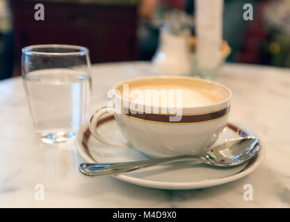 Expresso trinken und Sacher Torte im Café Sacher. In Wien, Österreich. Dieses ist, wo die ursprüngliche Torte erstellt wurde. Stockfoto