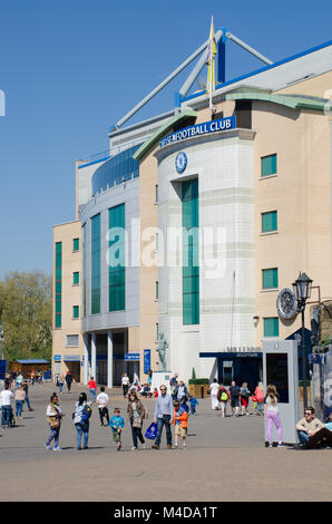 Touristen außerhalb des Chelsea Football Stadion auf nicht Spieltag Stockfoto