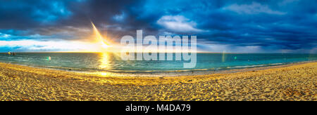 Flic en Flac Strand bei Sonnenuntergang. Panorama Stockfoto