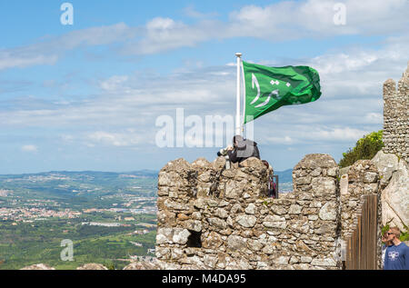 Die Maurische Burg Landschaft bis in die Hügel in Sintra Stockfoto