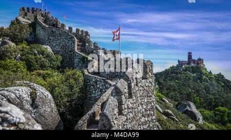 Die Maurische Burg Landschaft bis in die Hügel in Sintra Stockfoto