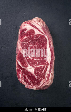 Raw trockenen Jahren Entrecote Steaks auf einer Schiefertafel Stockfoto