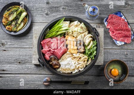 Japanische Sukiyaki in traditionellen Gusseisen Topf Stockfoto