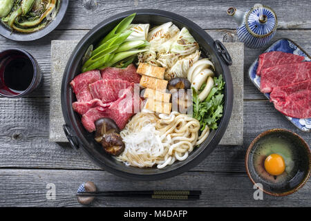 Japanische Sukiyaki in traditionellen Gusseisen Topf Stockfoto