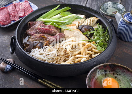 Japanische Sukiyaki in traditionellen Gusseisen Topf Stockfoto