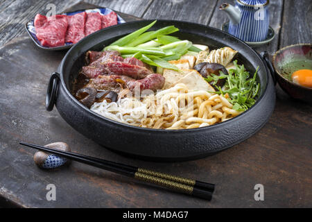 Sukiyaki in traditionellen Gusseisen Topf Stockfoto