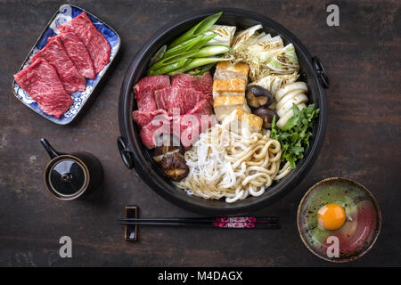 Japanische Sukiyaki in traditionellen Gusseisen Topf Stockfoto