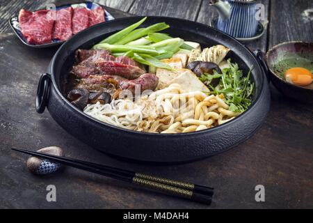 Sukiyaki in traditionellen Gusseisen setzen Stockfoto