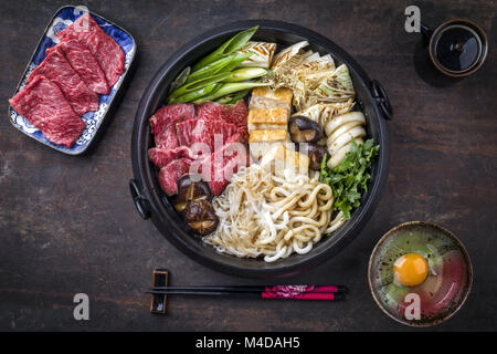 Sukiyaki in traditionellen Gusseisen Topf Stockfoto