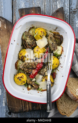 Pattypan Kürbisse und Artischockenherzen in einer Unterlage Dish Stockfoto