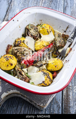 Artischockenherzen und Pattypan Kürbisse in einer Unterlage Dish Stockfoto