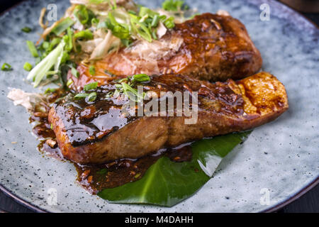 Lachs Teriyaki auf Platte Stockfoto