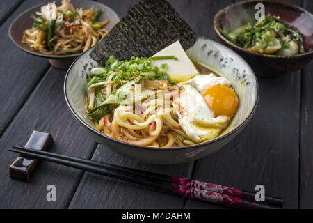 Vegetarische Ramen Suppe mit Ei in der Schüssel Stockfoto