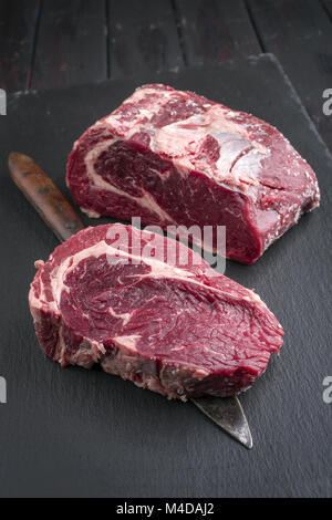 Trockenen Jahren Wagyu Entrecote Steaks auf einer Schiefertafel Platte Stockfoto