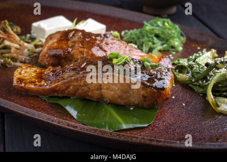 Lachs Teriyaki mit Gemüse auf Fach Stockfoto