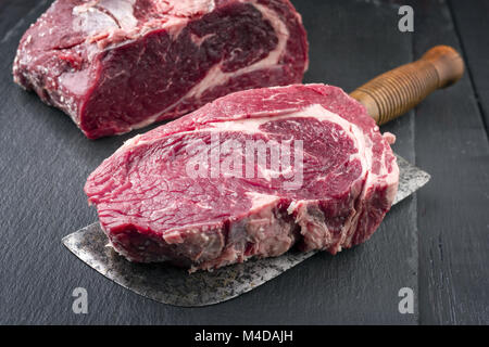 Trocken im Alter von Kobe Entrecote Steaks auf Schiefer Tafel Stockfoto