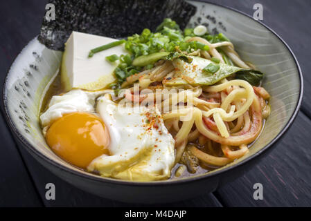 Ramen Suppe mit Gemüse und Ei in der Schüssel Stockfoto