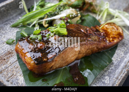 Lachs Teriyaki auf Banana Leaf Stockfoto