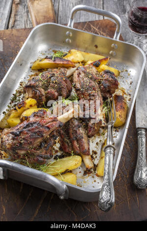 Lamm Achsschenkel mit Bratkartoffeln in der Röstung Dish Stockfoto