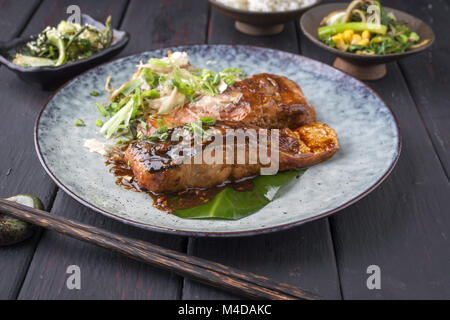 Lachs Teriyaki mit Gemüse auf Teller Stockfoto