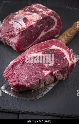 Trockenen Jahren Wagyu Entrecote Steaks auf schiefer Tafel Stockfoto