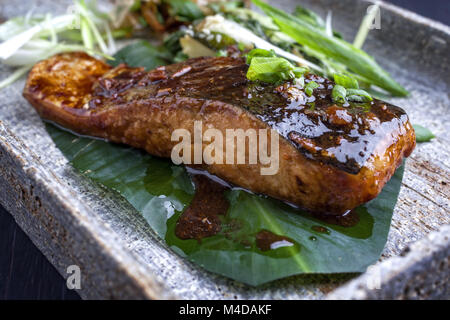 Lachs Teriyaki auf Banana Leaf Stockfoto