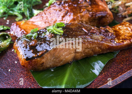 Lachs Teriyaki auf Banana Leaf Stockfoto